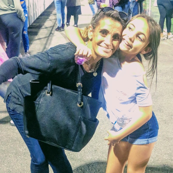 Meet your Posher, Aline - Picture 1 of 1